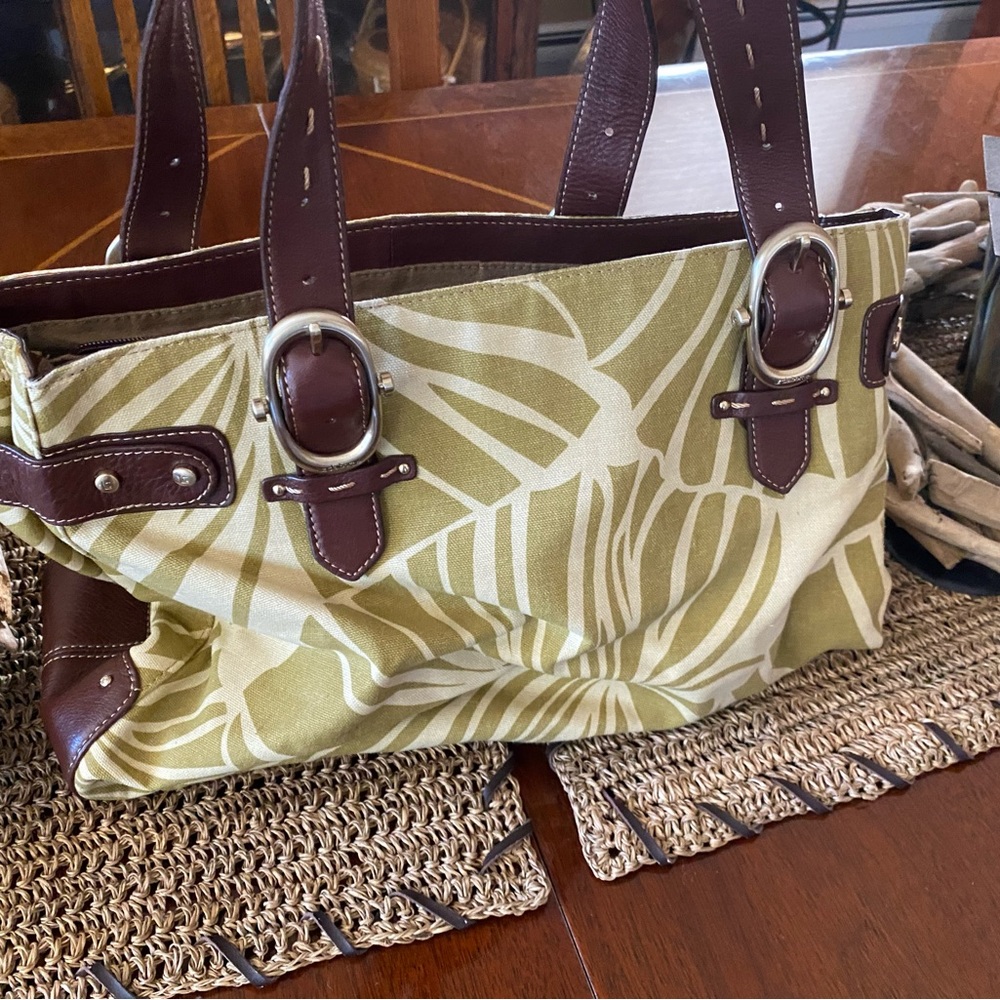 Summer shoulder bag with palm leaves.